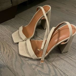 Nude fabrication heel shoes